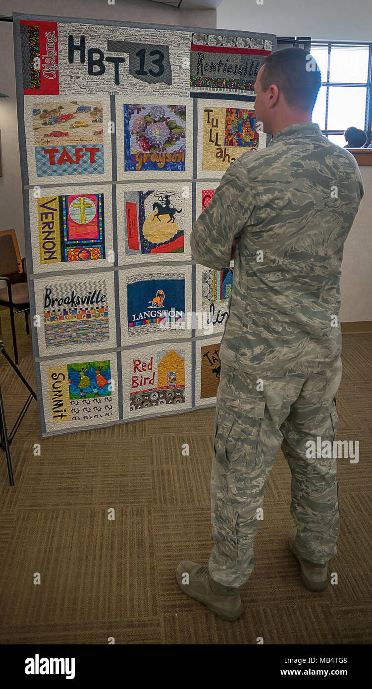 Kapitän Stephan Wolff, 138 Comptroller Flight, 138 Fighter Wing, beobachtet eine Hand genähten Quilt von 13 historischen Schwarzen Städte von Oklahoma, während einer Veranstaltung im Will Rogers Air National Guard Base, Okla., Hervorhebung afrikanische Amerikaner unser Land zu dienen. National African American History Month, ist eine jährliche Feier des Erreichten durch afrikanische Amerikaner und eine Zeit für die Anerkennung der zentralen Rolle, die sie in der Geschichte unserer Nation gespielt haben. Stockfoto