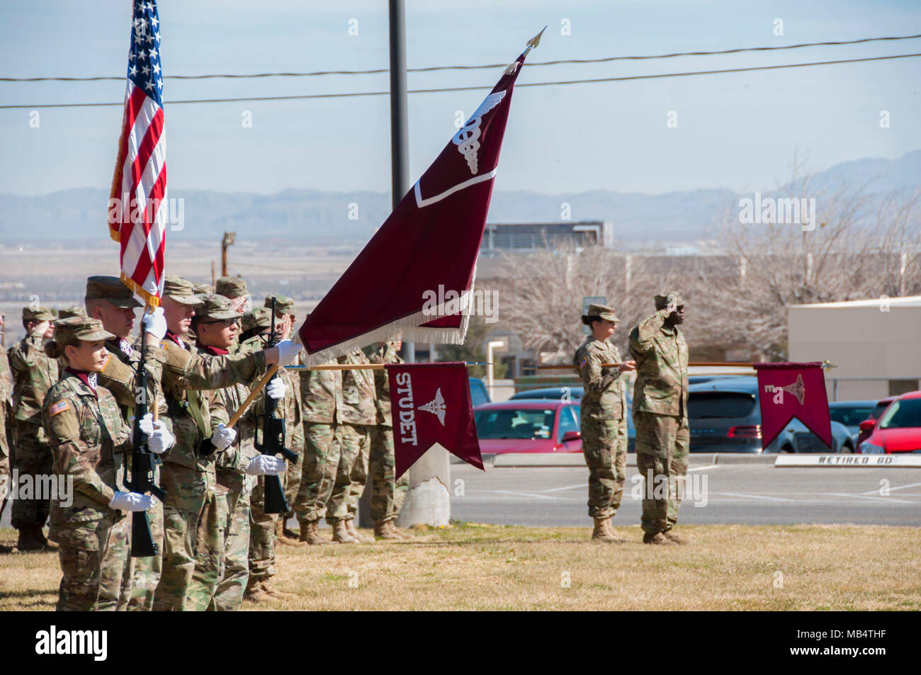 Soldaten mit Truppe den Befehl, William Beaumont Army Medical Center, untere Einheit Farben wie die Nationalhymne sang, während ein Wechsel der Verantwortung Zeremonie an Wbamc, 24.02.13. Stockfoto