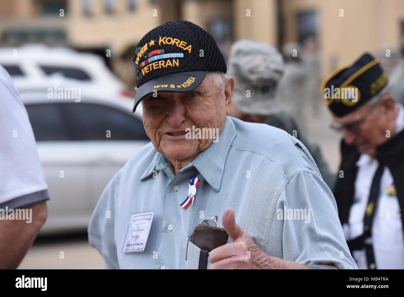 Oliver Jensen, ein Überlebender und Veteran des Zweiten Weltkrieges, posiert für ein Foto vor der überschrift in den Wellington und Veranstaltungsräume Mitte Feb.16, 2018 in Wichita Falls, Texas. Jensen war Teil der Iwo Jima Survivors' Reunion. Iwo Jima war einer der letzten Schlachten des Pacific Theater endet am 26. März 1945, Japan später förmlich ihre Herausgabe dieses Jahr an Bord der USS Missouri an Sept. 2 Zeichen. Stockfoto