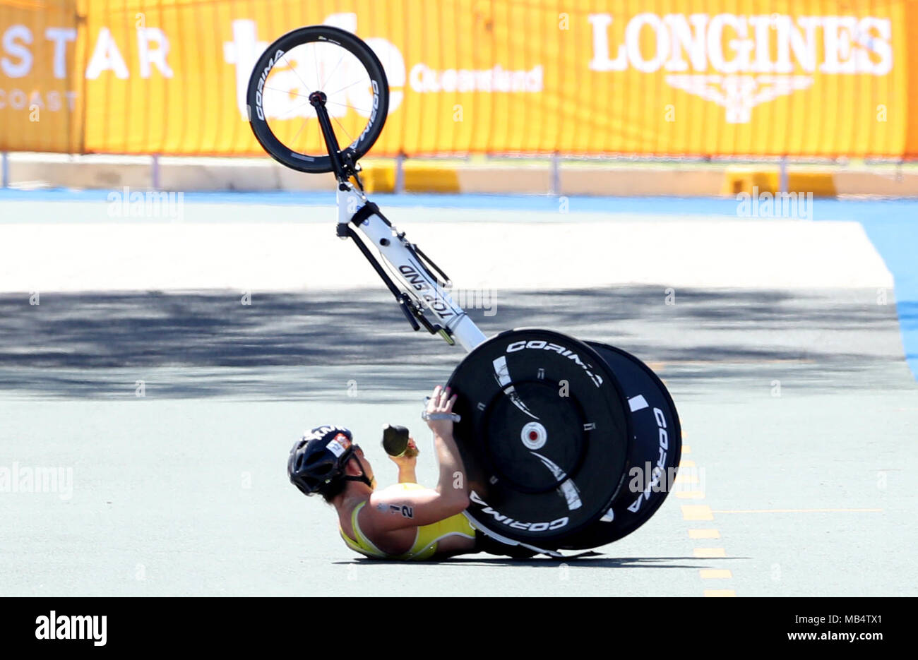 Australiens Lauren Parker stürzt auf dem Weg zur Ziellinie während Para der Frauen - triathlon Finale bei den Southport Broadwater Parklands bei Tag drei der Commonwealth Games 2018 in der Gold Coast, Australien. Stockfoto