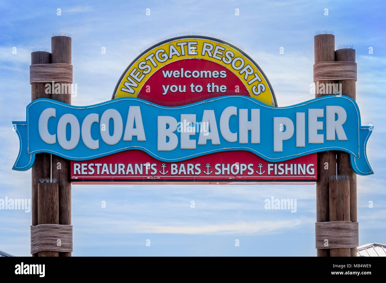 Cocoa Beach, Florida, USA - 30. März 2018: historische Cocoa Beach Pier ist 800 Meter lang und ist die Heimat von Restaurants, Bars und Souvenirläden. Stockfoto