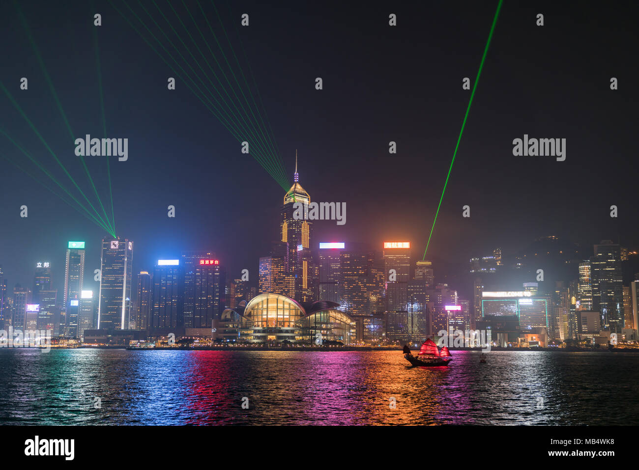 Hongkong - 20. SEPTEMBER 2017; Lichter von Hong Kong kommerzielle Skyline spiegelt sich auf ruhigem Wasser auf den Victoria Harbour und grüner Laser Licht projiziert Stockfoto