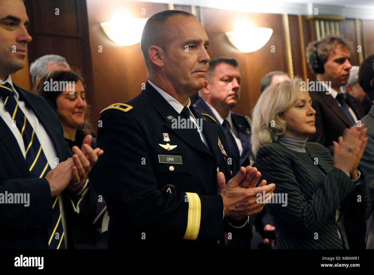 Generalmajor Tim Orr, Adjutant General der Oregon National Guard, nimmt an der feierlichen Sitzung der Kosovo das Parlament in Pristina, Kosovo, am 13.02.18. Die feierliche Sitzung wurde zu Ehren des 10. Jahrestages der Unabhängigkeit des Kosovo gehalten und wurde durch mehrere Vertreter der Vereinigten Staaten, einschließlich Sicherheit für die internationale Sicherheit Angelegenheiten Robert Geschichte Karem, New York Kongreßabgeordneten Eliot Engel und US-Botschaft in Pristina Mitarbeiter teilnahmen. Stockfoto