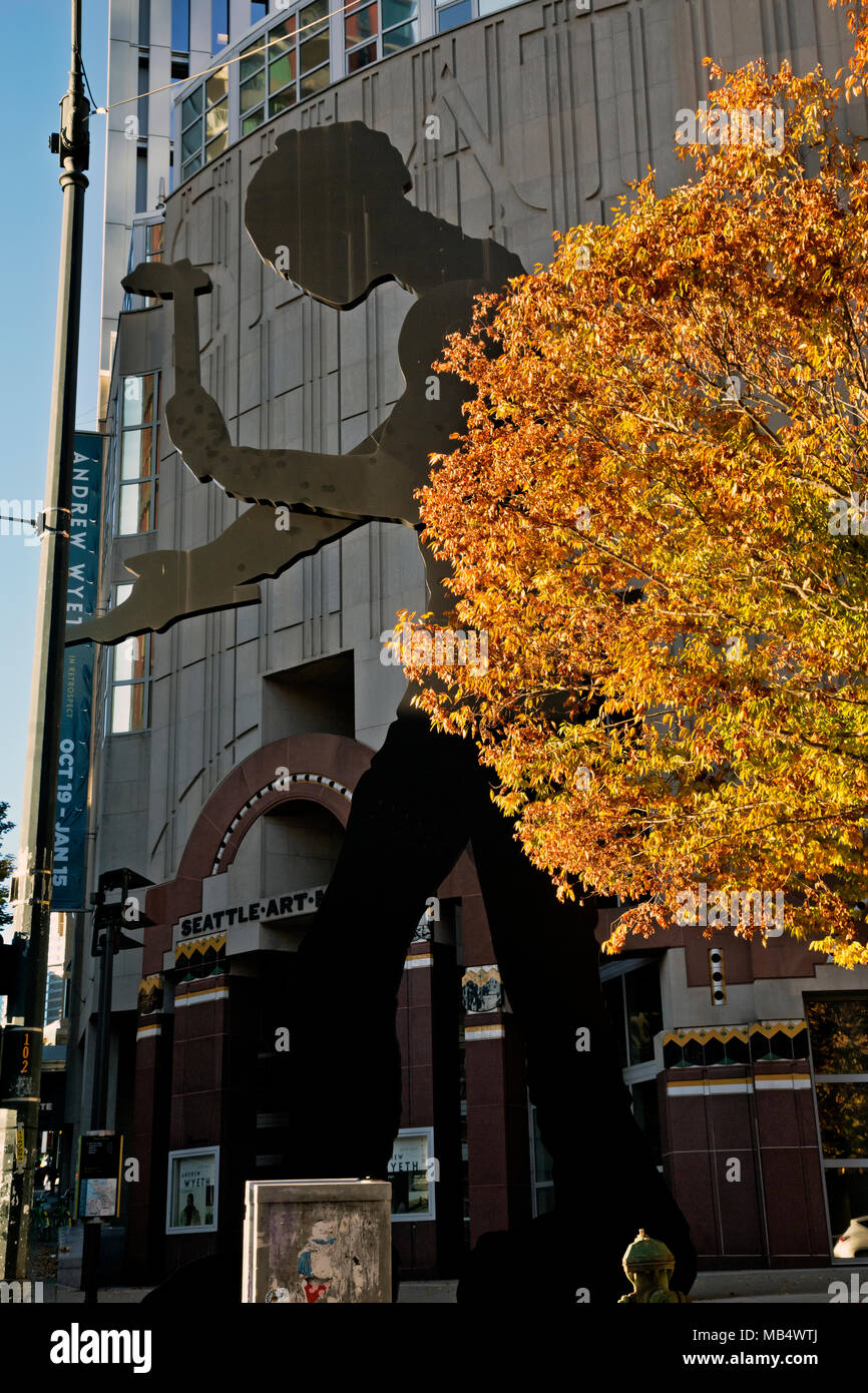 WA15046-00...WASHINGTON - die riesige Skulptur des Hammering man befindet sich vor dem Seattle Art Museum in der Innenstadt von Seattle, 2017. Stockfoto