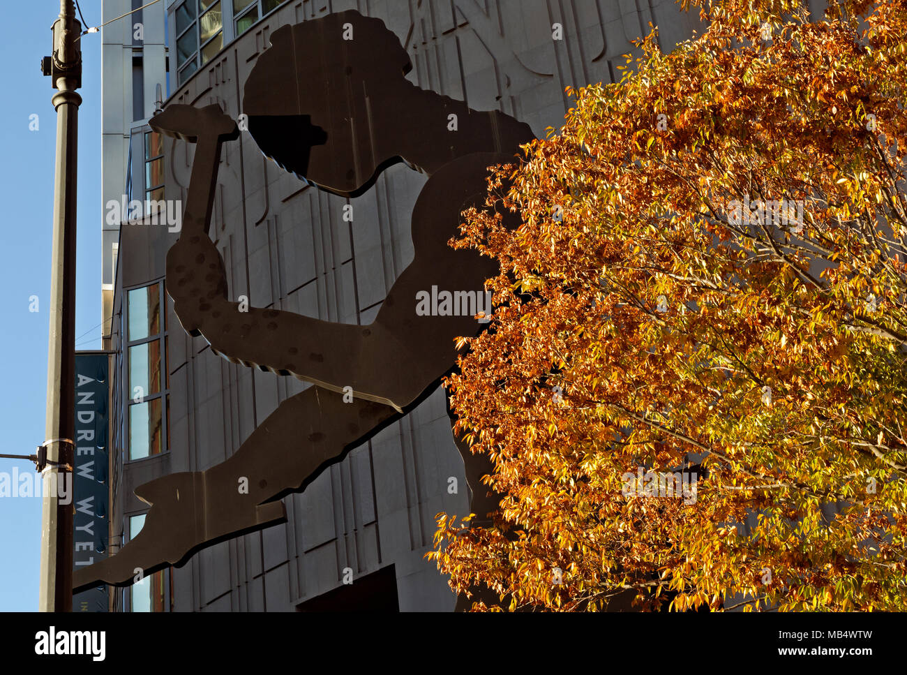 WA15047-00...WASHINGTON - die riesige Skulptur des Hammering man befindet sich vor dem Seattle Art Museum in der Innenstadt von Seattle. 2017 Stockfoto