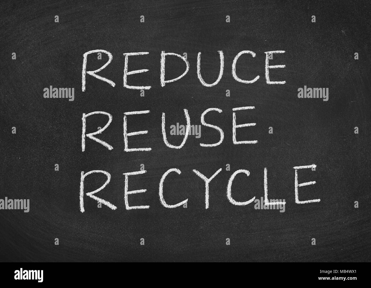 Reuse Recycle Konzept Text auf einer Tafel Hintergrund zu reduzieren Stockfoto
