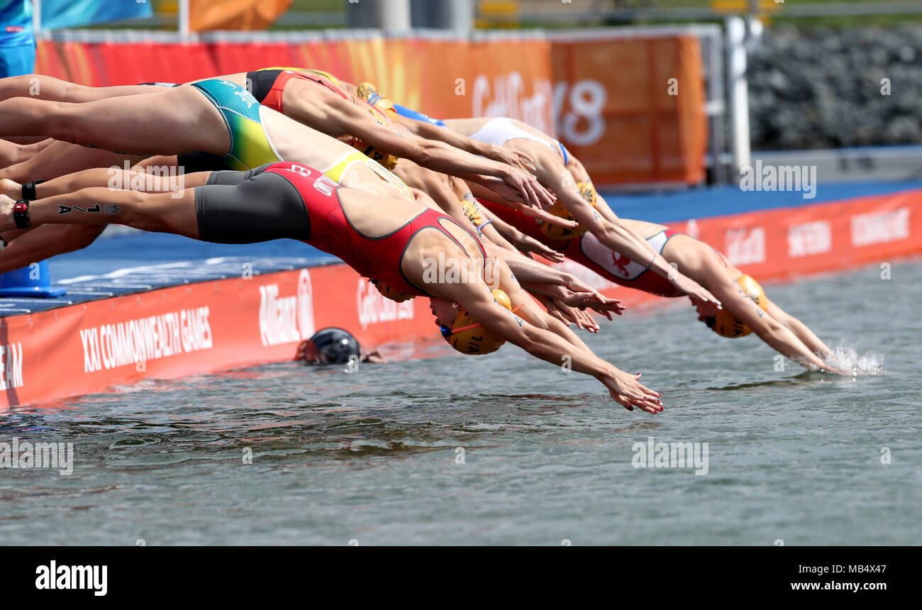 England's Vicky Holland (vorne) taucht in das Wasser zu Beginn des gemischten Team Staffel Triathlon Finale bei den Southport Broadwater Parklands bei Tag drei der Commonwealth Games 2018 in der Gold Coast, Australien. Stockfoto