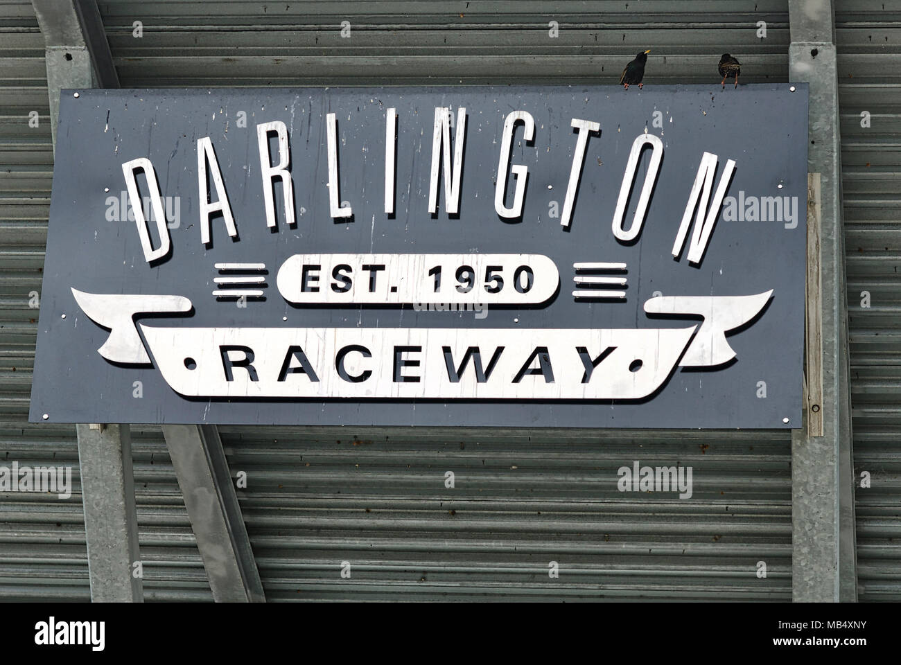 Darlington, South Carolina, USA - 25. März 2018: Close-up Zeichen bei Darlington Raceway, der älteste original asphaltierten Rennstrecke in der NASCAR. Stockfoto