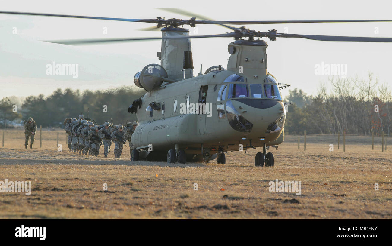 Soldaten aus der 3. Staffel, 71st Cavalry Regiment, 1st Brigade Combat Team, 10 Mountain Division (LI), Last auf ein CH-47 Chinook Hubschrauber an Abteilung Hill, Fort Drum, New York, einer der Beginn einer Air Assault Übung, 21. Februar 2018. Stockfoto