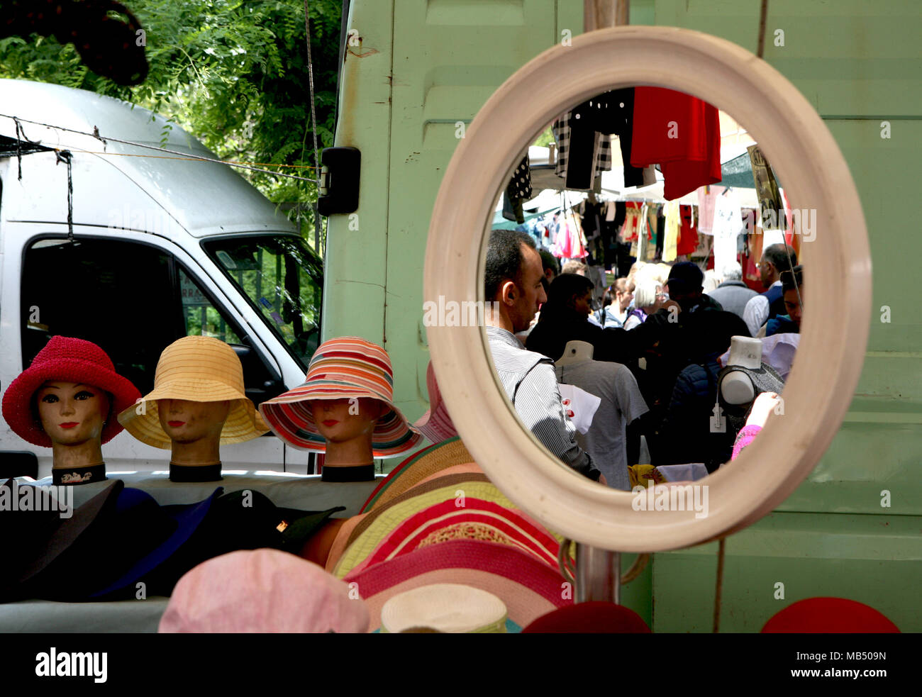 Flohmarkt stand mit Hüten und Spiegel Stockfoto