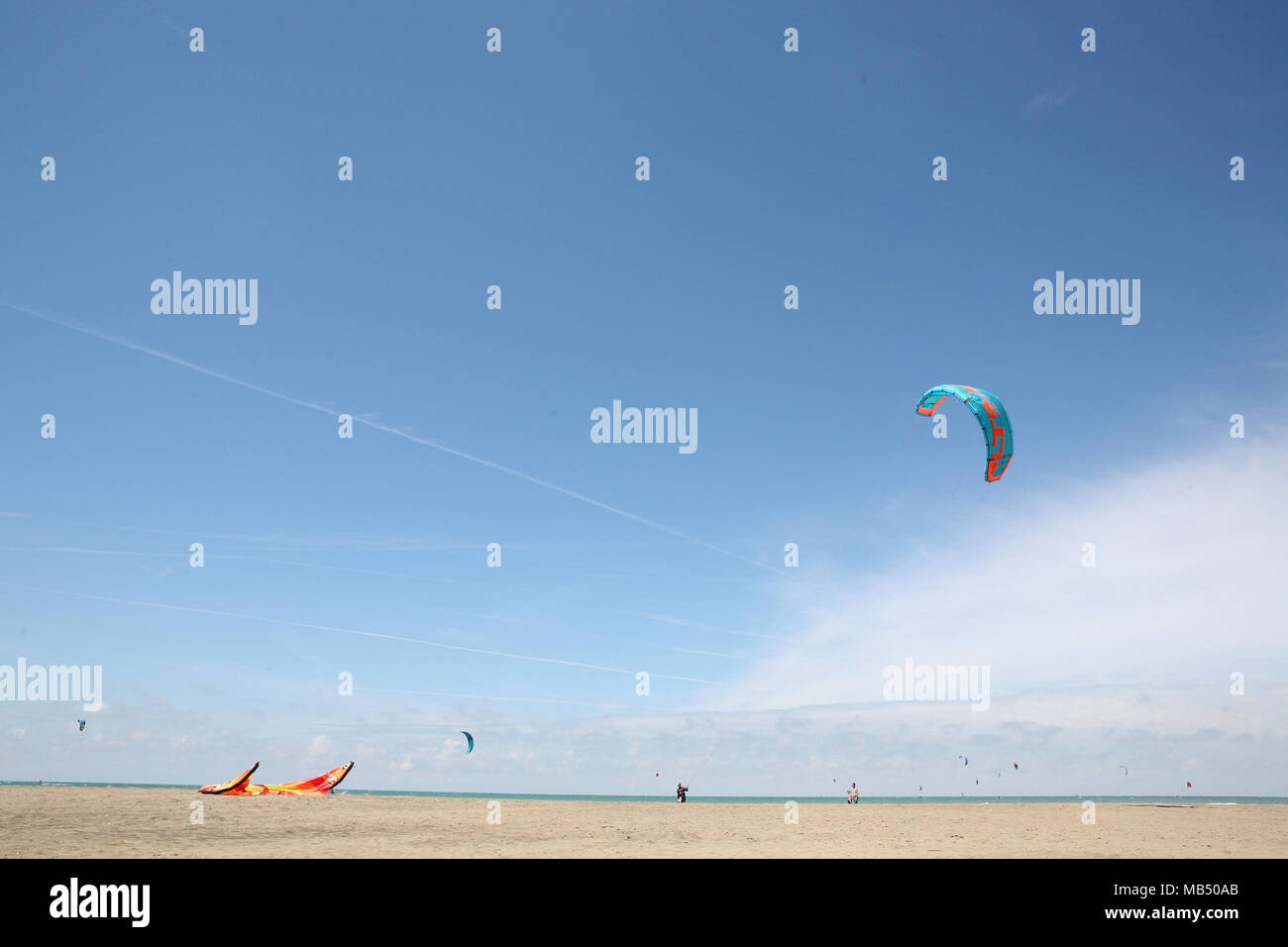 Kite-Surfer am großen Sandstrand Stockfoto