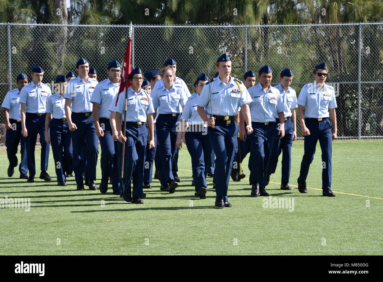 Ein Unternehmen der Marine und Wissenschaft Technology Academy Studenten März durch Fußball feld der Schule während einer Revue passieren in Miami, Feb 21, 2018. Der Pass ist eine lange militärische Tradition, in der ein kommandierender Offizier führt eine Überprüfung der Mitarbeiter ihre Einheit. Stockfoto