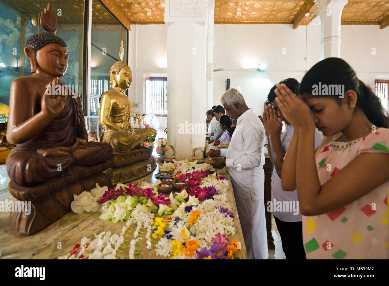 Horizontale Portrait von Menschen am Altar Jaya Sri Maha Bodhi in Anuradhapura, Sri Lanka zu beten. Stockfoto
