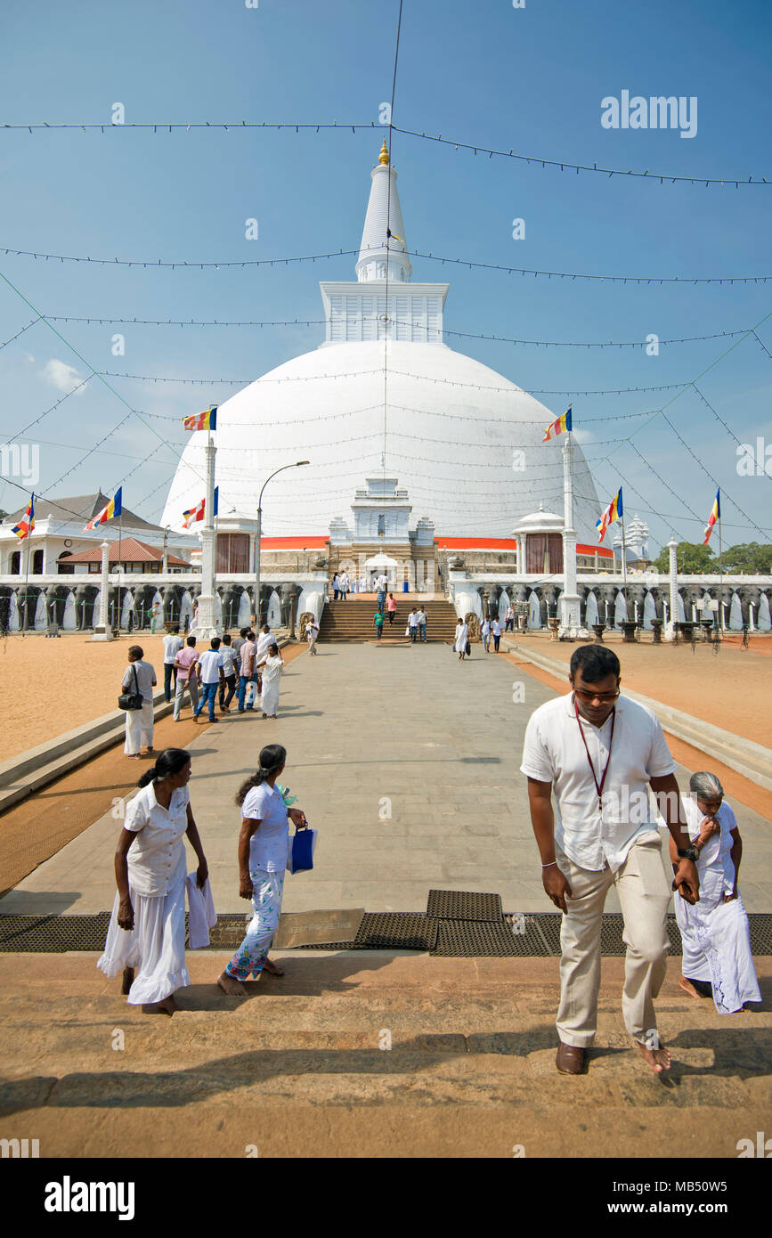 Vertikale Ansicht von Leuten an der Ruwanwelisaya Dagoba oder Stupa in Anuradhapura, Sri Lanka. Stockfoto