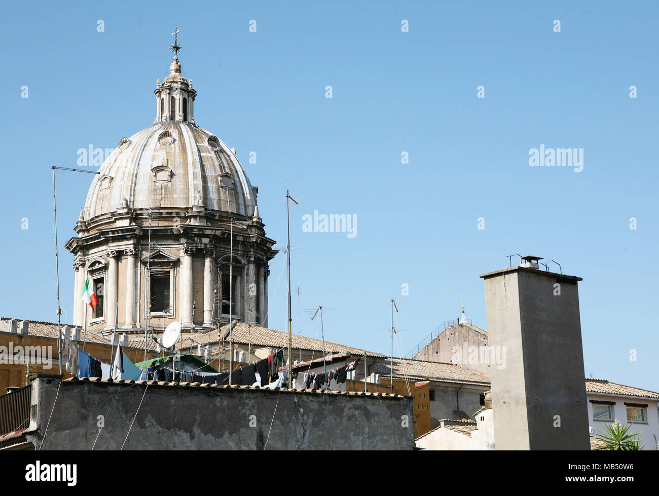 St. Andrea della Valle Kirchenkuppel mit italienischen Flagge und Wäsche-Linie, Rom, Italien Stockfoto