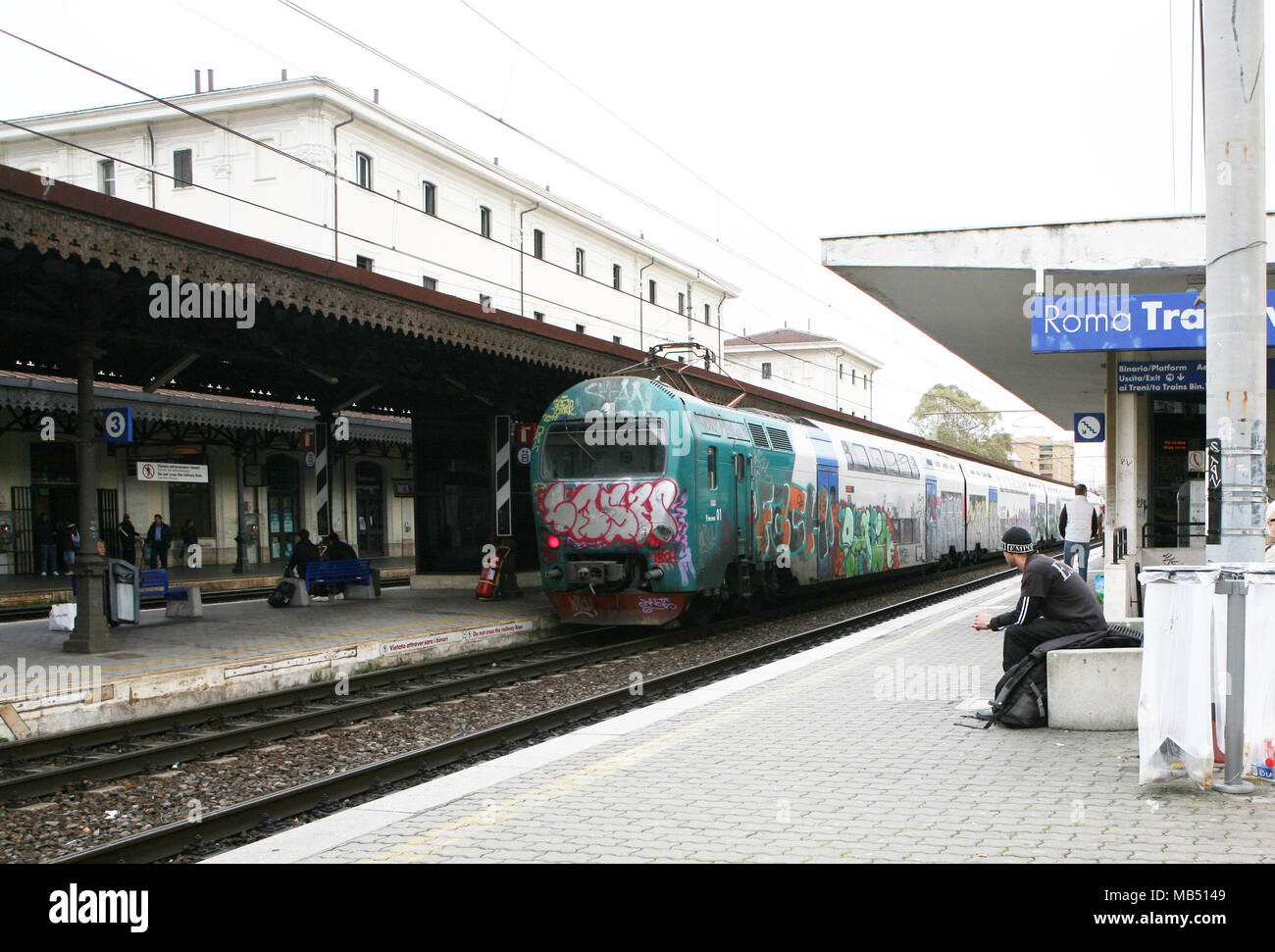Passagiere warten auf den Cororful Zug am Bahnhof Trastevere, Rom, Italien Stockfoto