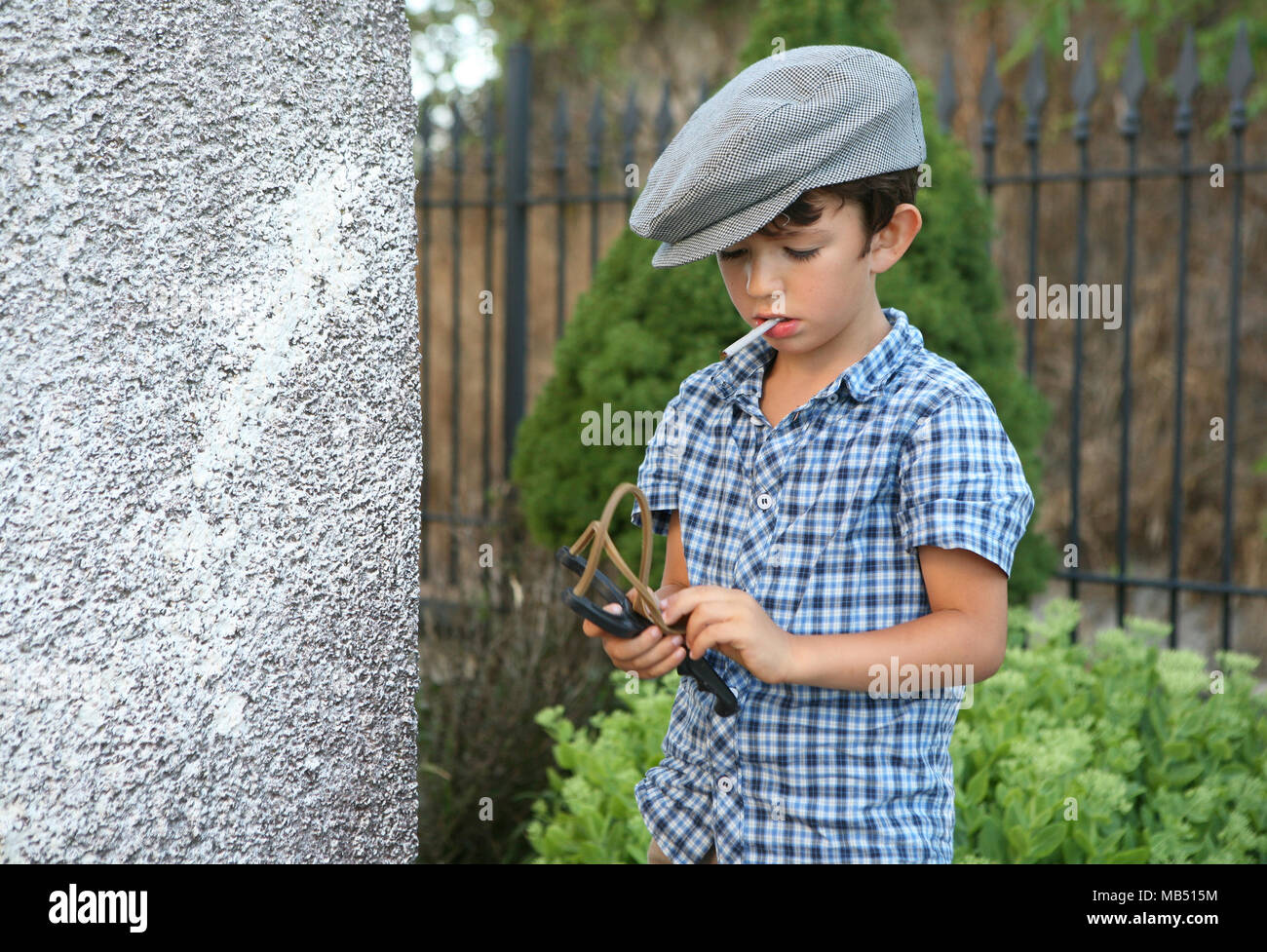 Junge mit Sigarette und Coppola Hut bereitet mit der Schleuder, Italien erschossen Stockfoto