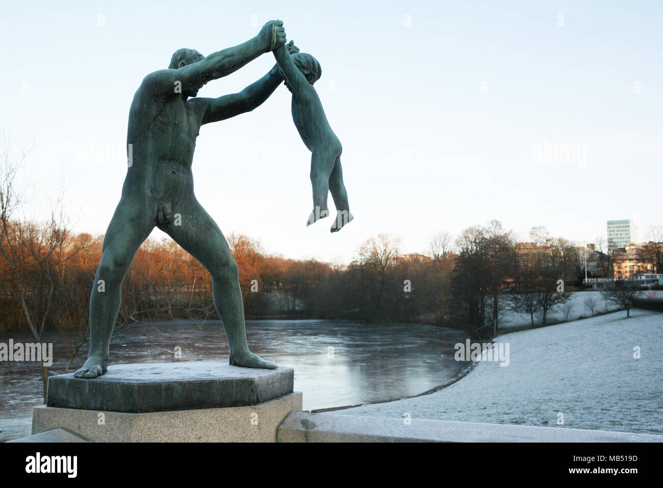 Statue des Menschen spielen mit Kind im Vigeland Skulpturenpark, Oslo, Norwegen Stockfoto