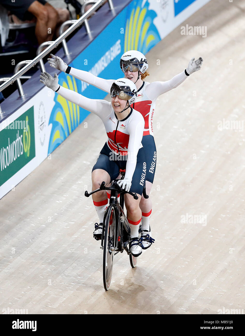 England's Sophie Thornhill (zurück) und Pilot Helen Scott feiern gewinnen Gold in B&der Frauen VI 1000m Zeitfahren Finale bei den Anna Meares Velodrom bei Tag drei der Commonwealth Games 2018 in der Gold Coast, Australien. Stockfoto