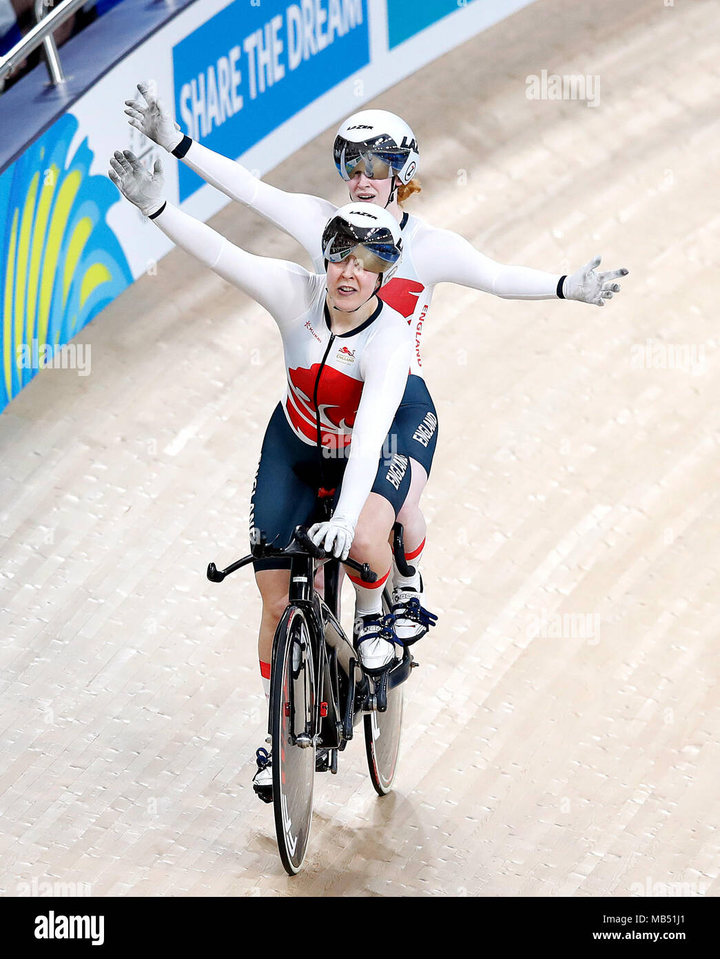 England's Sophie Thornhill (zurück) und Pilot Helen Scott feiern gewinnen Gold in B&der Frauen VI 1000m Zeitfahren Finale bei den Anna Meares Velodrom bei Tag drei der Commonwealth Games 2018 in der Gold Coast, Australien. Stockfoto