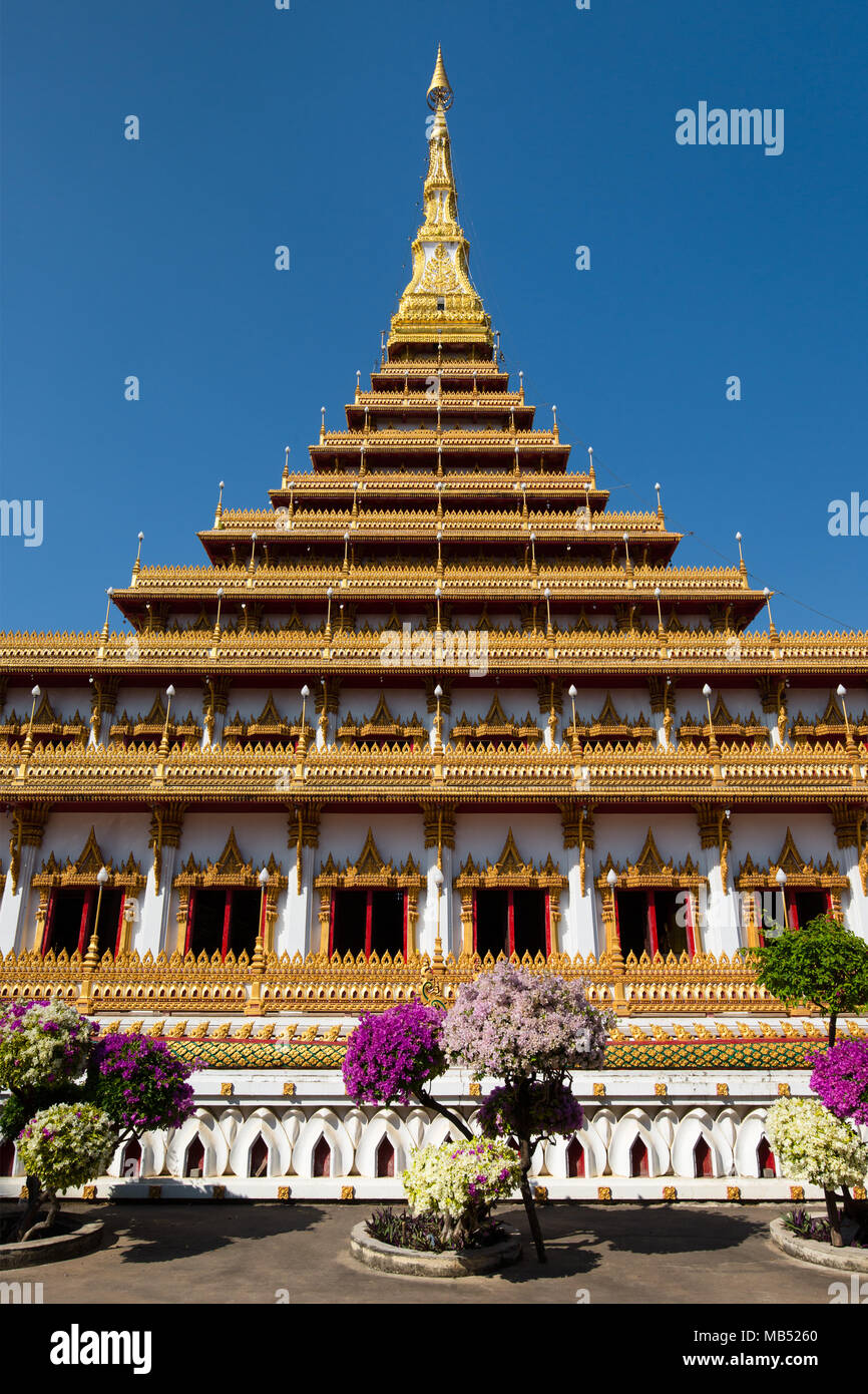 Blühende Büsche vor 9-stöckige stupa Phra Mahathat Kaen Kakhon, Wat Nong Waeng Tempel, Khon Kaen, Isan, Thailand Stockfoto