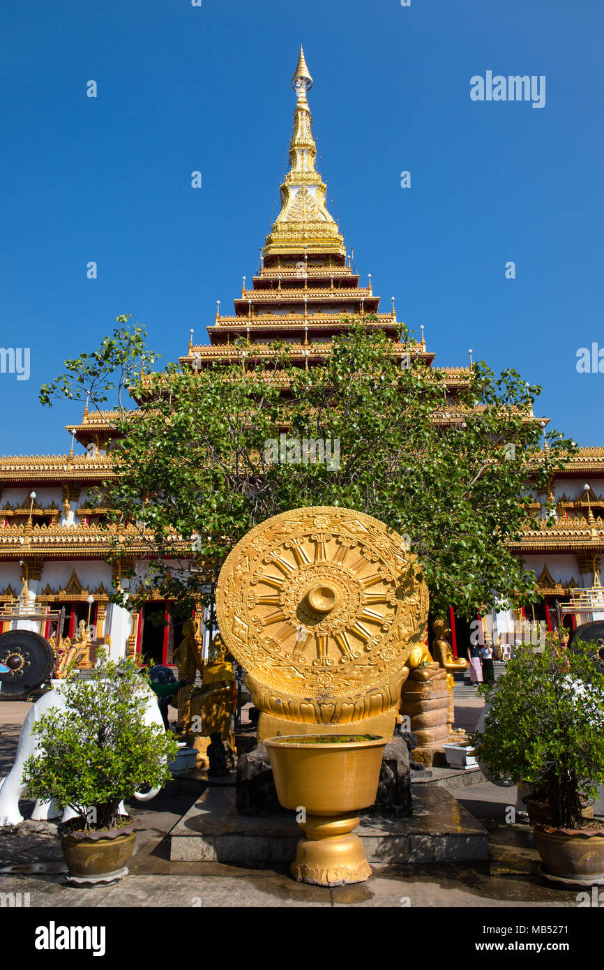 Rad des Lebens vor einer 9-stöckige Stupa Phra Mahathat Kaen Kakhon, Wat Nong Waeng Tempel, Khon Kaen, Isan, Thailand Stockfoto