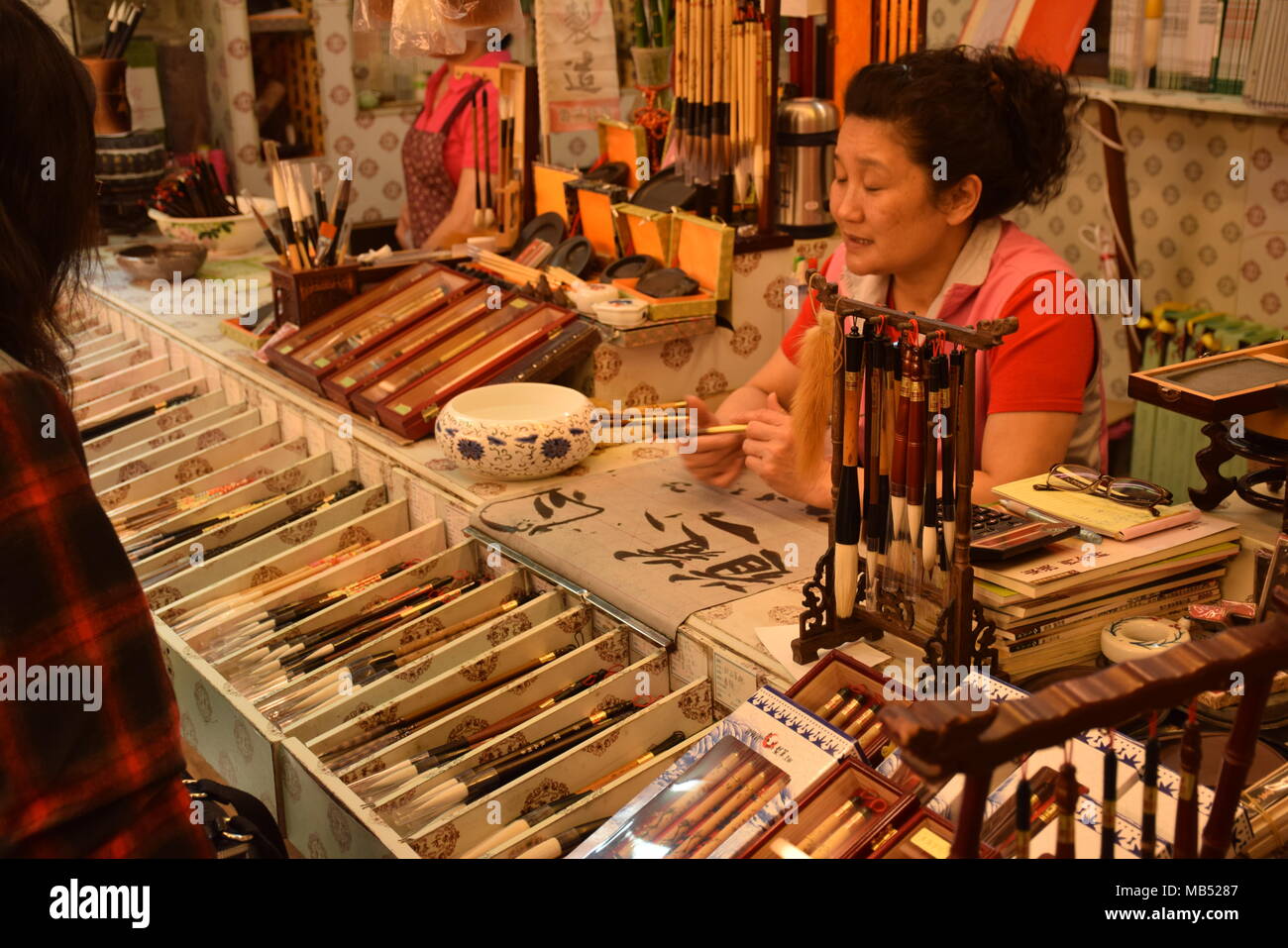 Taiwanische Frau Verkauf von Bürsten in ihren Laden in der Straße Markt der kleinen Stadt Jiufen, neue Stadt Taipei - Taiwan Stockfoto