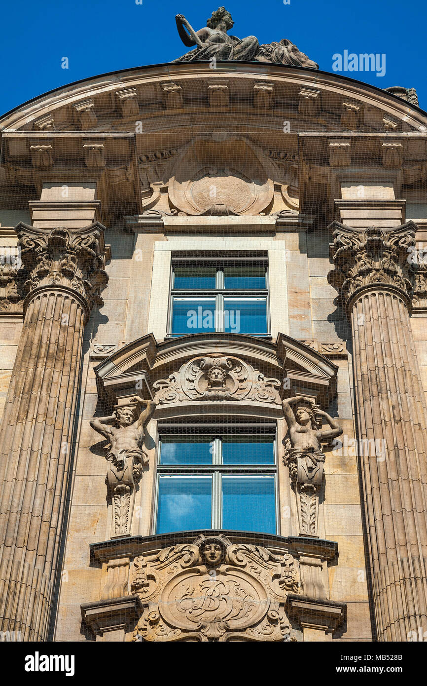 Karyatiden am Fenster des Palais Lenbach, Lenbachplatz, München, Bayern, Oberbayern, Deutschland Stockfoto