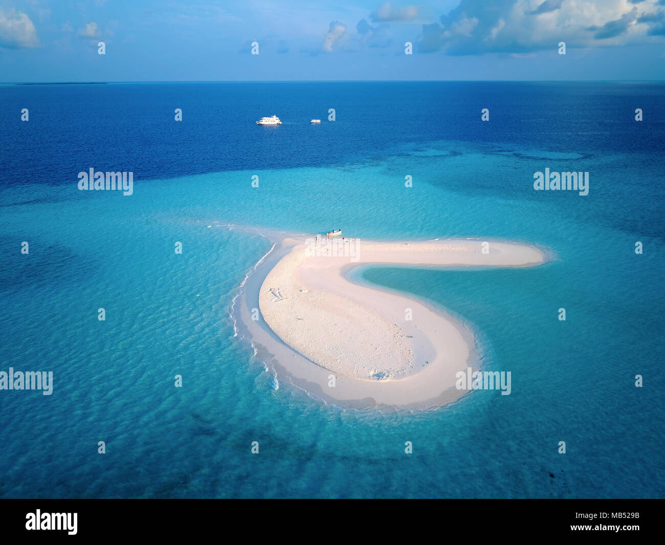 Unbewohnte Sandbank mit Touristen, Insel in der Coral Reef, tauchen Boote in der Rückseite, Ari Atoll, Malediven, Indischer Ozean Stockfoto