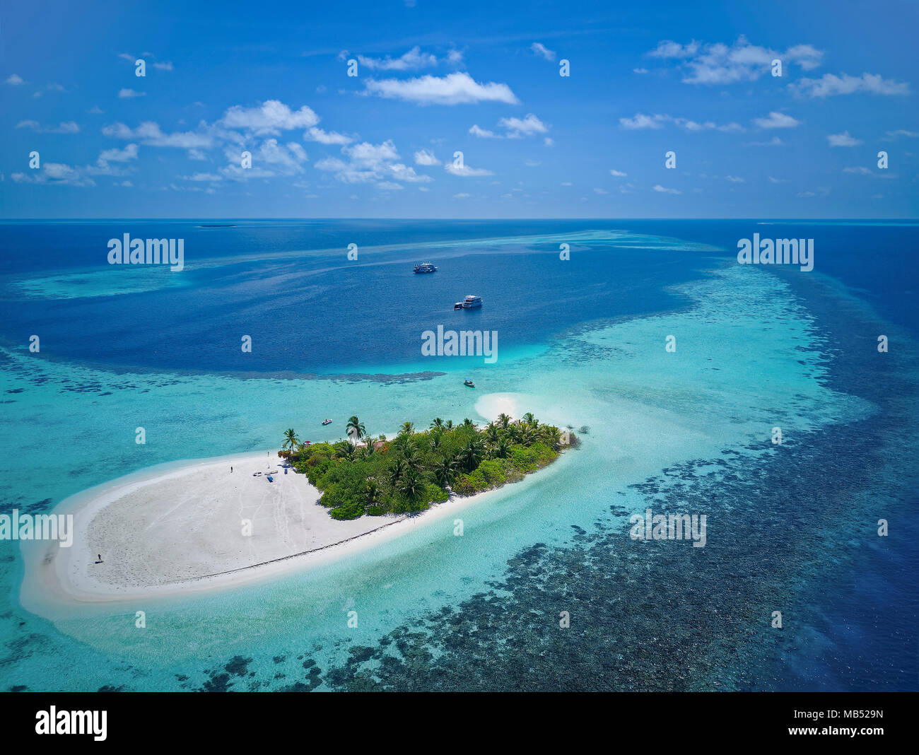 Unbewohnte Palm Island, Sandstrand rund um, offshore Coral Reef, tauchen Boot im Rücken, Ari Atoll, Malediven, Indischer Ozean Stockfoto