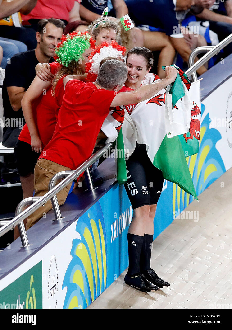 Wales' Elinor Barker (rechts) feiert Gold gewinnen in 25 km der Frauen Punkte Rennen Finale bei den Anna Meares Velodrom bei Tag drei der Commonwealth Games 2018 in der Gold Coast, Australien. Stockfoto