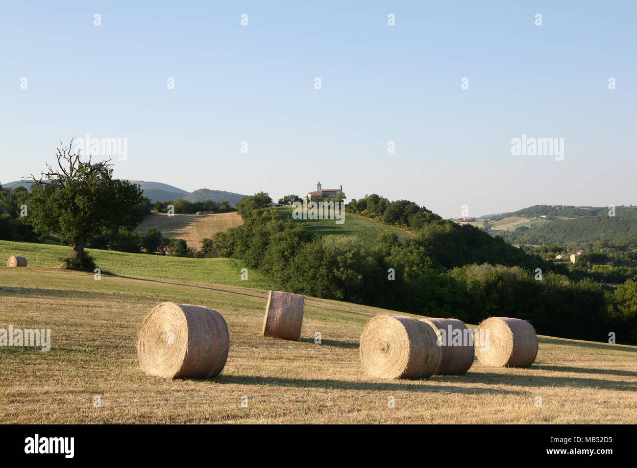 Landschaft Landschaft mit runden staw Kautionen und kleine Kirche Stockfoto