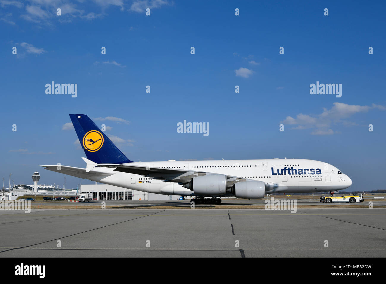 Airbus A380-800, Lufthansa, mit Push-Back-Lkw, Flughafen München, Oberbayern, Bayern, Deutschland Stockfoto
