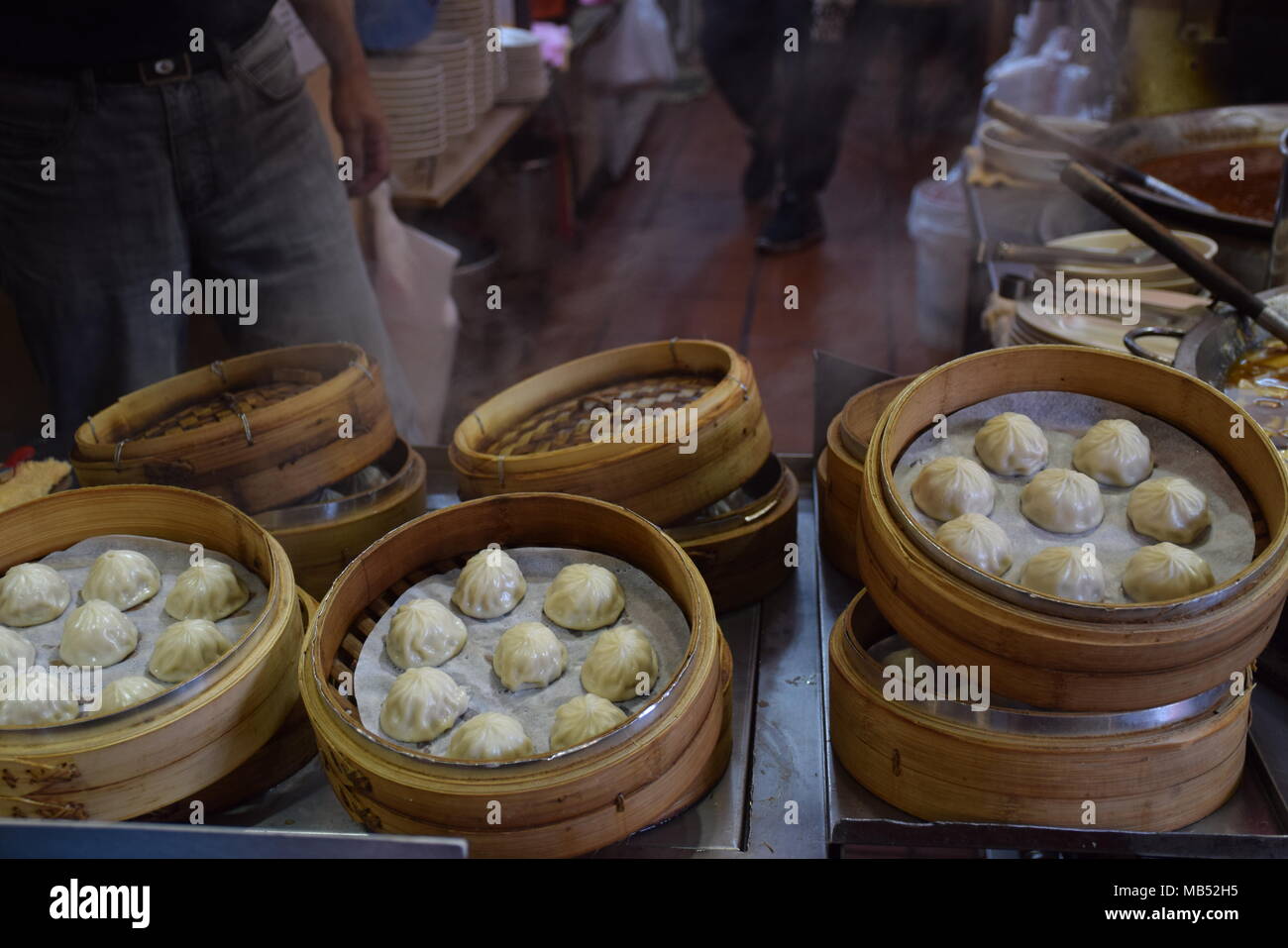 Xiao Long Bao in der Straße Markt der Stadt Jiufen, Taiwan verkauft. Xiao Long bao ist eine Art von Chinesischen gedämpfte Brötchen in einem Bambus Warenkorb vorbereitet Stockfoto