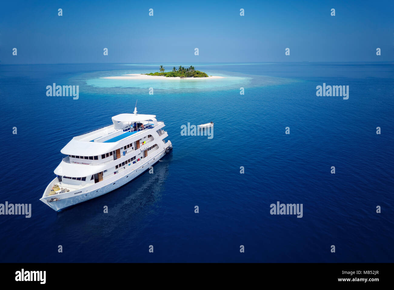 Diving Safari Schiff MS Keana aus einer unbewohnten Palm Island, Ari Atoll, Malediven, Indischer Ozean Stockfoto