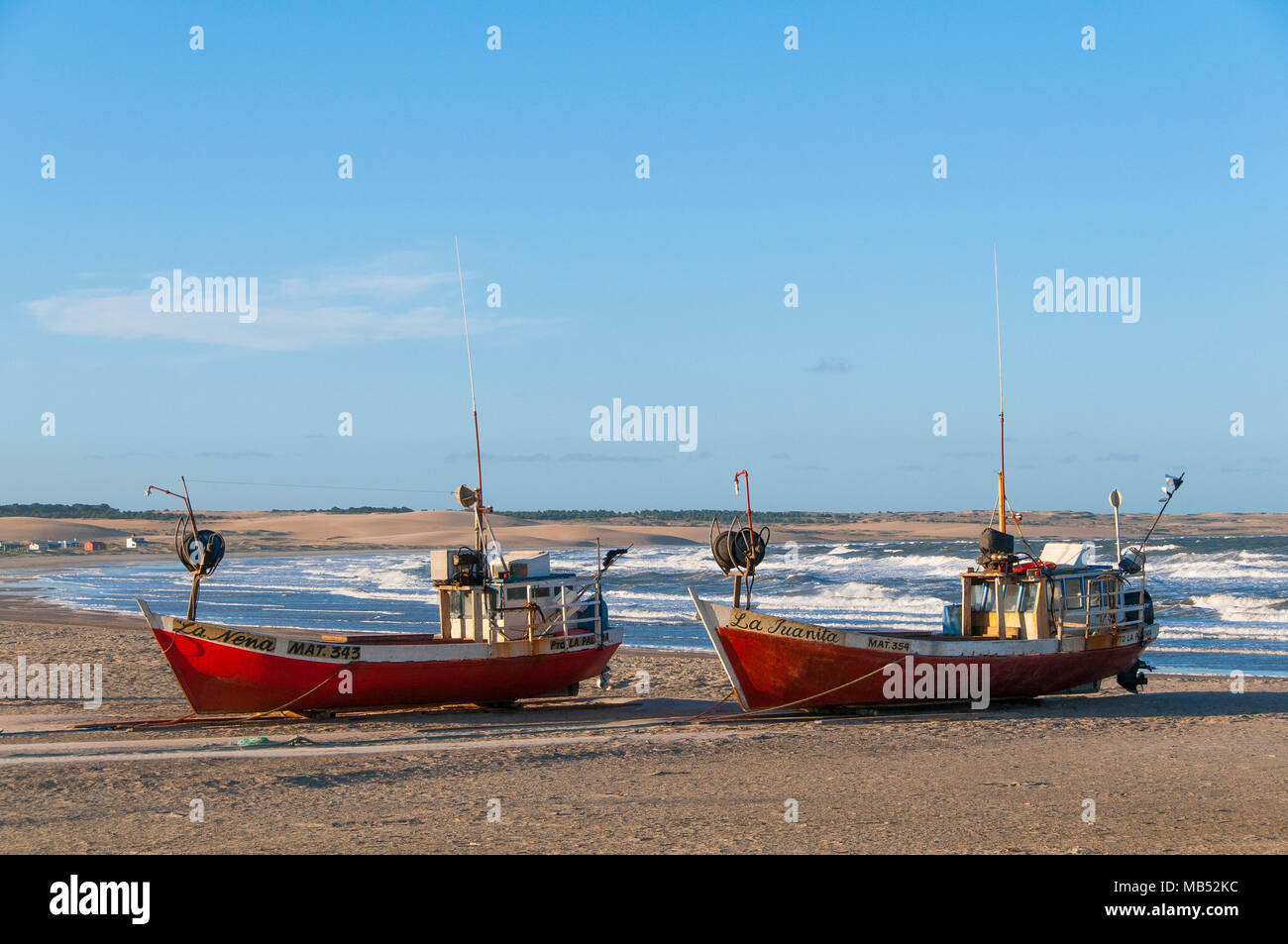 Zwei rote Fischerboote liegen am Strand des Atlantischen Ozeans, Dorf Cabo Polonio, Cabo Polonio Nationalpark, Provinz Rocha Stockfoto