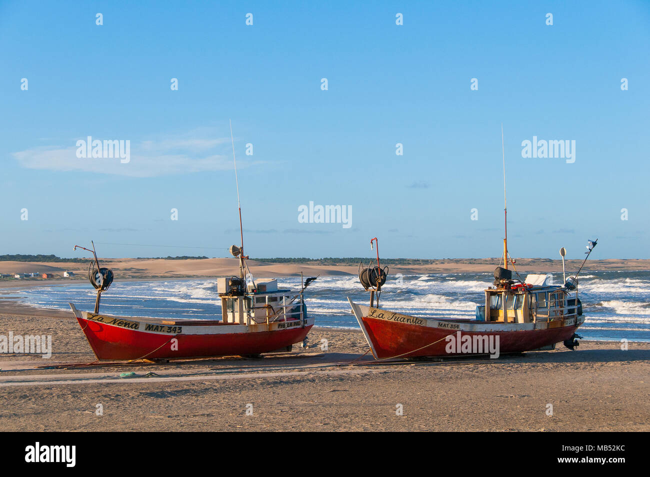 Zwei rote Fischerboote liegen am Strand des Atlantischen Ozeans, Dorf Cabo Polonio, Cabo Polonio Nationalpark, Provinz Rocha Stockfoto Zwei rote Fischerboote liegen am Strand des Atlantischen Ozeans, Dorf Cabo Polonio, Cabo Polonio Nationalpark, Provinz Rocha Stockfoto