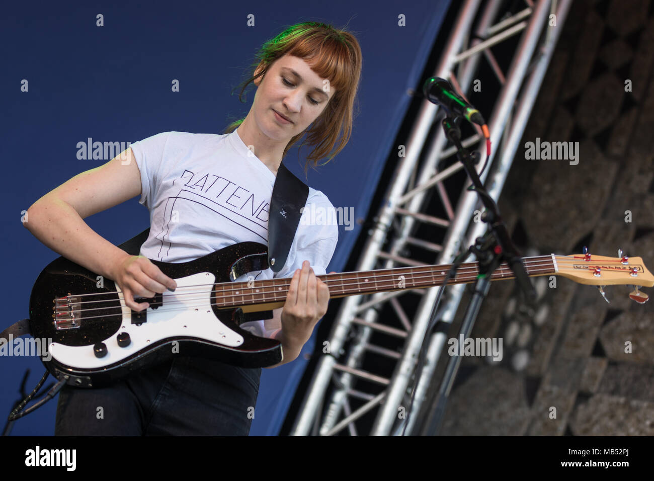 Die deutsche Band mit Sängerin Andreya Gurr Casablanca und Gitarrist Laura Le Jenkins live bei der 25 Blue Balls Festival in Stockfoto