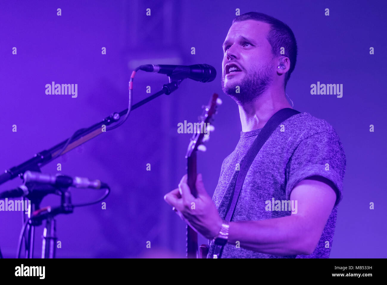 Die englische Alternative Rock Band Weiß liegt mit Frontmann Harry McVeigh live bei der 25 Blue Balls Festival in Luzern Stockfoto