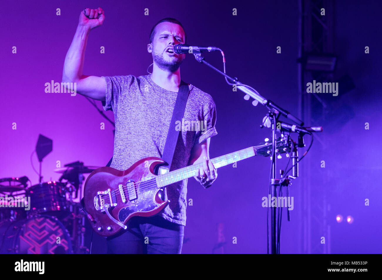 Die englische Alternative Rock Band Weiß liegt mit Frontmann Harry McVeigh live bei der 25 Blue Balls Festival in Luzern Stockfoto