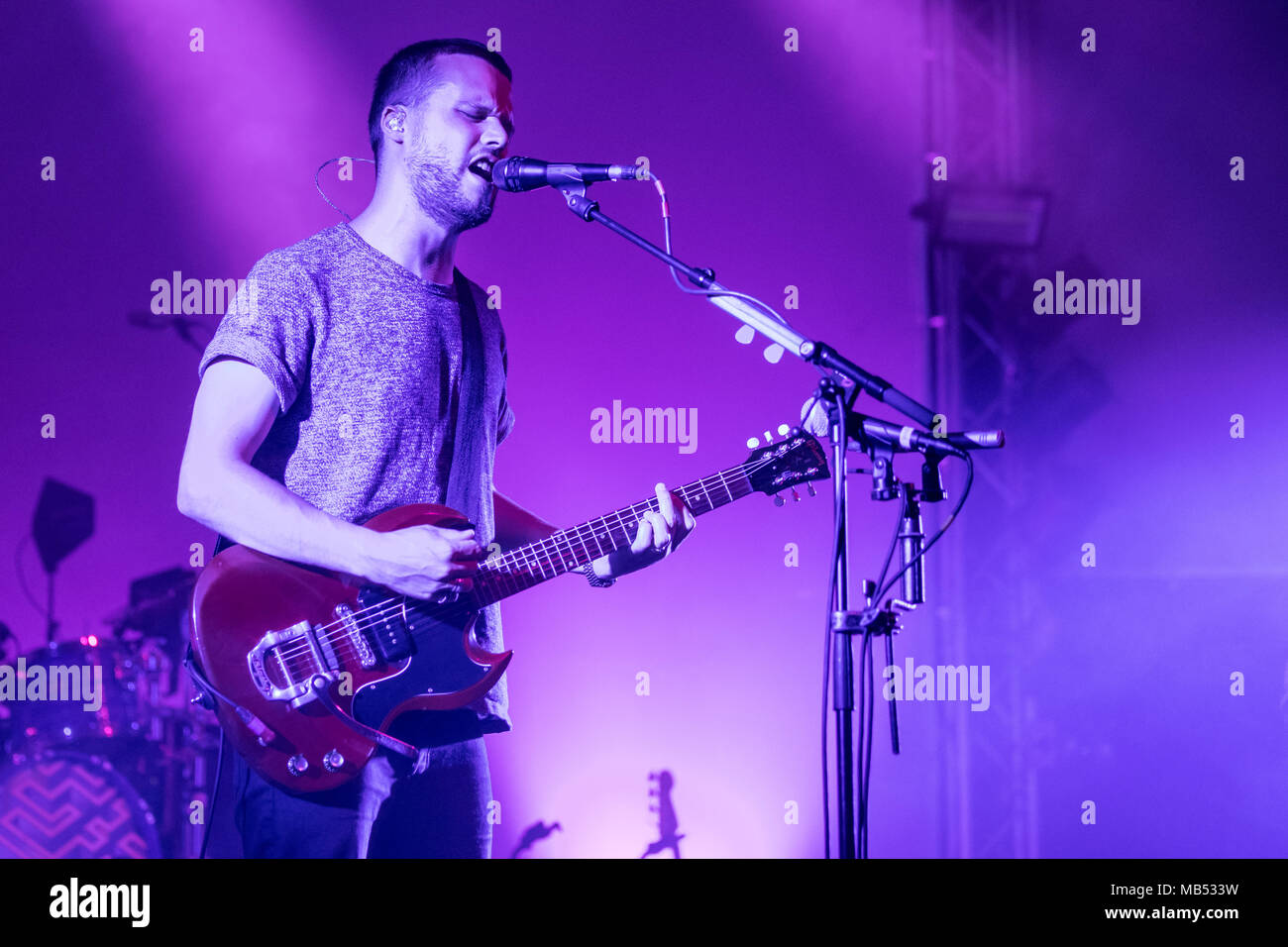 Die englische Alternative Rock Band Weiß liegt mit Frontmann Harry McVeigh live bei der 25 Blue Balls Festival in Luzern Stockfoto