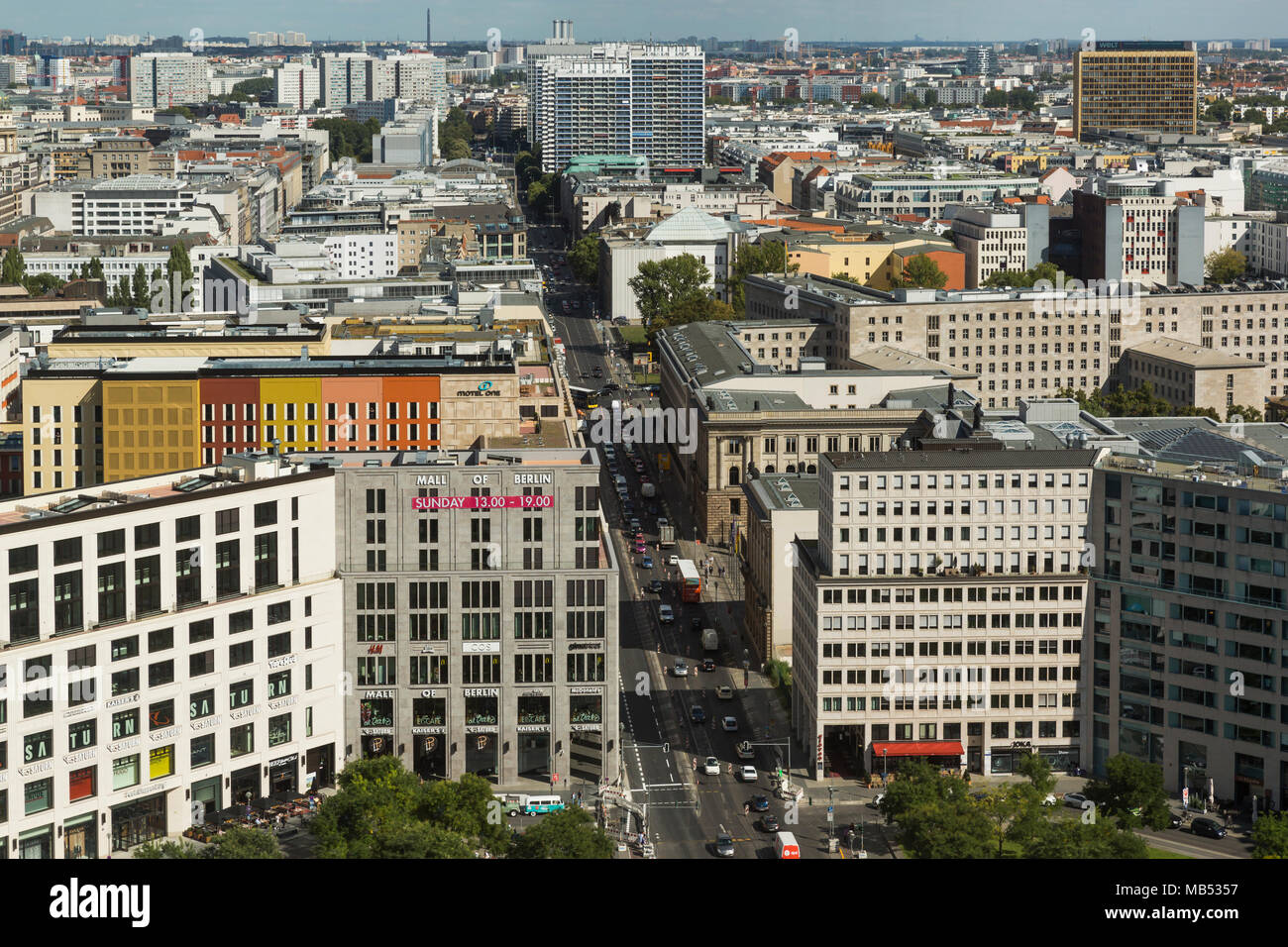 Blick von der DB-Tower, Leipziger Platz und die Leipziger Straße, links vorne Mall von Berlin, Berlin, Deutschland Stockfoto