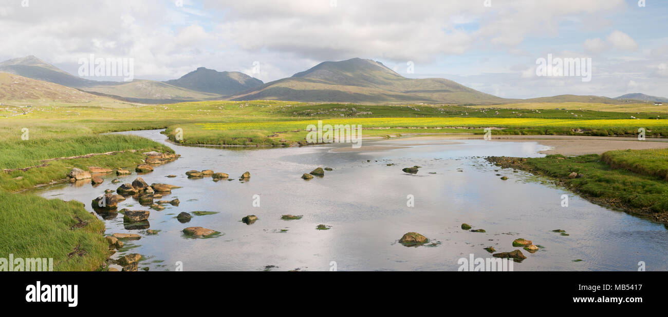 Panoramablick auf die Landschaft der South Uist Hügel (beinn Mhor, Hecla und Corrodale) und die howmore River von Howmore genommen Stockfoto