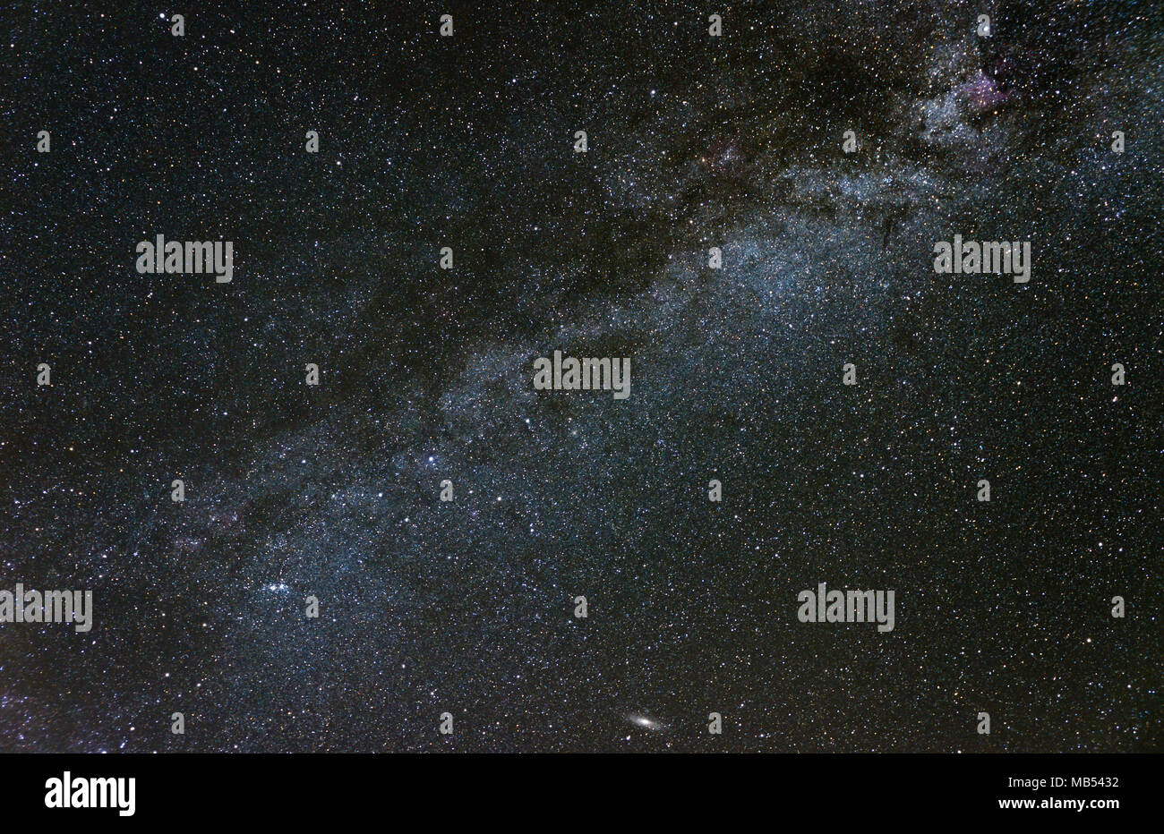 Sternbild Cassiopeia in der Band der Milchstraße mit der Andromeda-galaxie in der Nähe der unteren Rand sichtbar Stockfoto