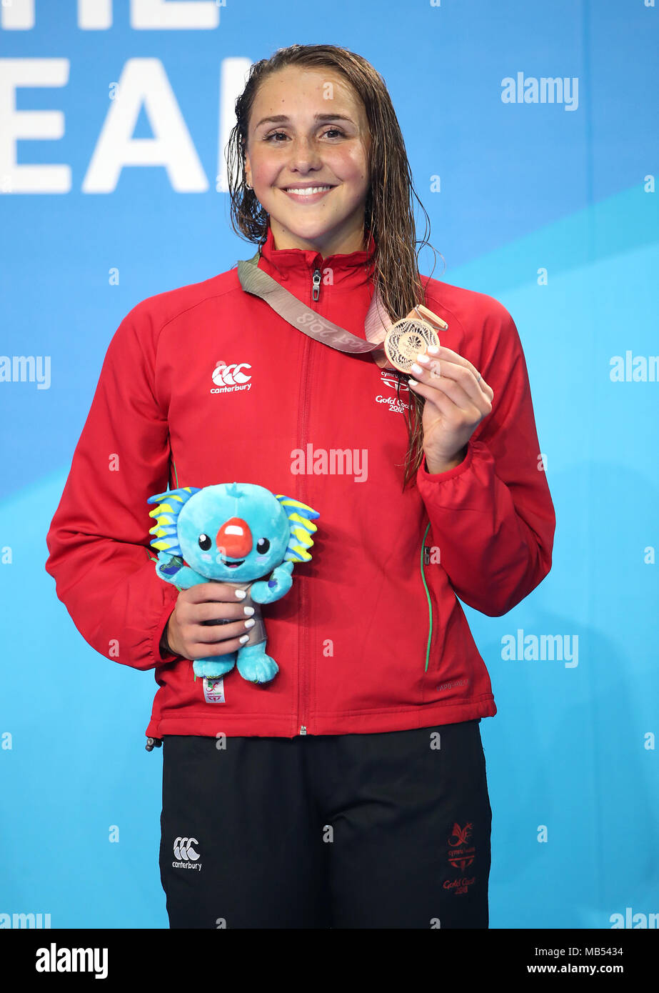 Wales' Chloe Tutton mit ihrer Bronzemedaille nach 200 m Brust der Frauen Endrunde an der Gold Coast Aquatic Center bei Tag drei der Commonwealth Games 2018 in der Gold Coast, Australien. Stockfoto