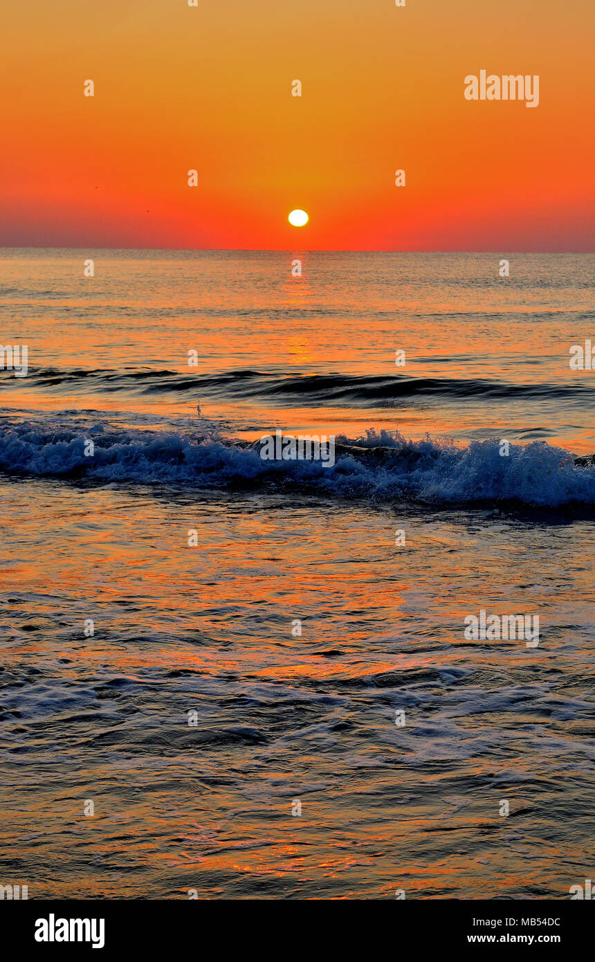 Früh morgens Wellen mit Sunrise Stockfoto