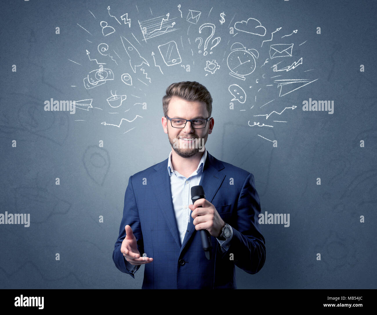 Geschäftsmann sprechen in das Mikrofon mit gemischten Doodles über seinem Kopf Stockfoto