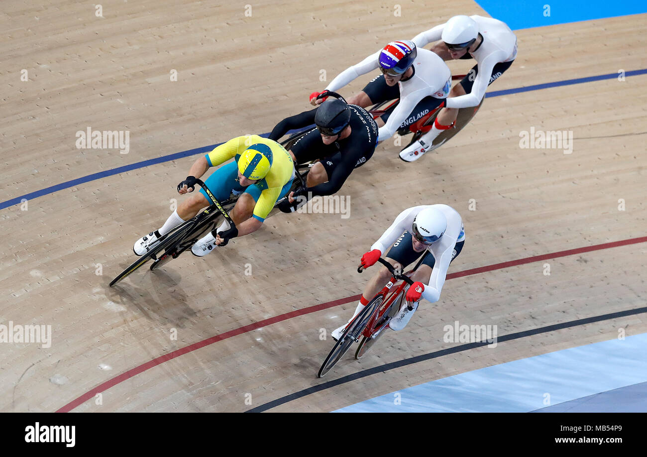 Australiens Sam Welsford (links) und England's Ethan Hayter (rechts) bei den Herren 15 km Scratch Race Finale bei den Anna Meares Velodrom bei Tag drei der Commonwealth Games 2018 in der Gold Coast, Australien. Stockfoto