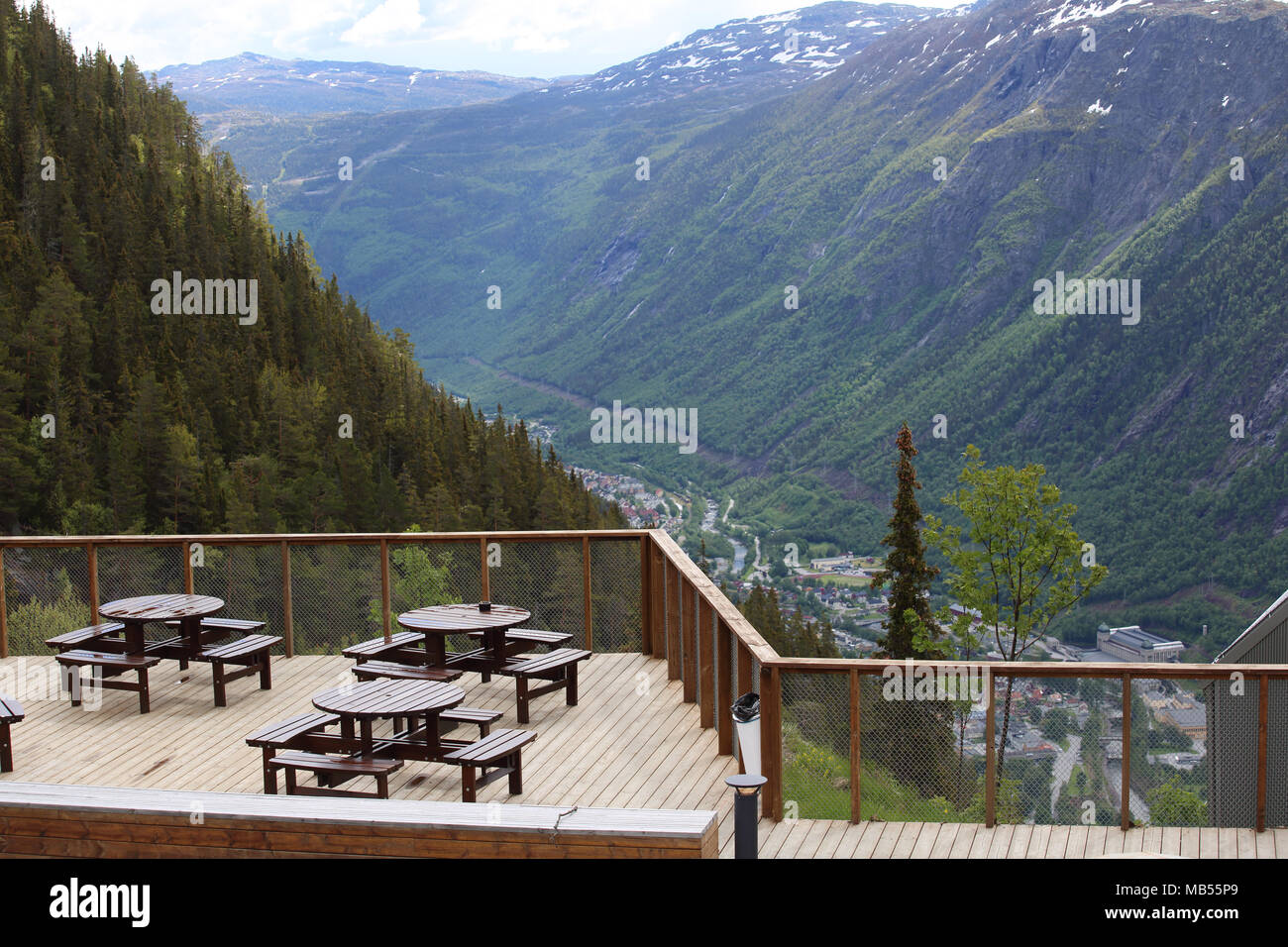 Outdoor Restaurant im Sommer Wald in den Bergen und Blick in Rjukan, Hardangervidda, Norwegen Stockfoto