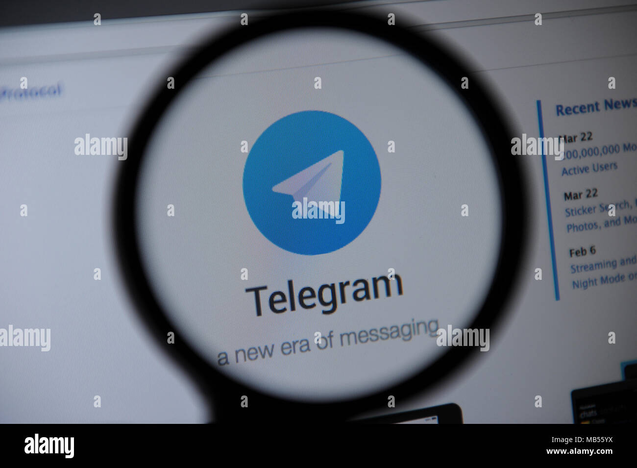 Telegramm die Messaging-anwendung wird durch ein Vergrößerungsglas gesehen Stockfoto